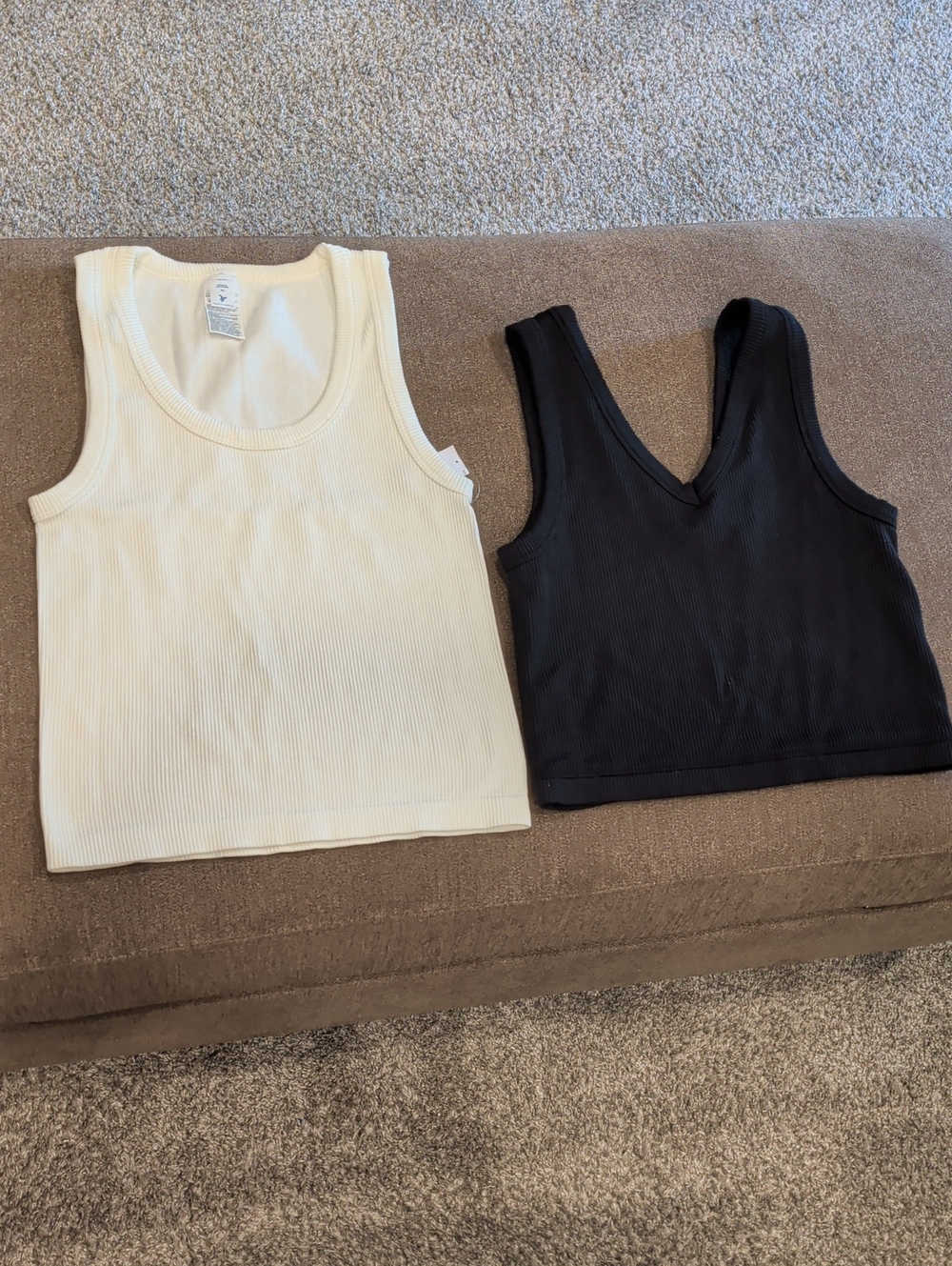 2 Old Navy Ribbed V-Neck Tank Tops Sz XL!!